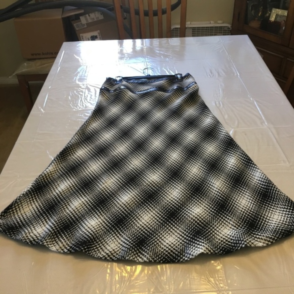 Black/White Plaid skirt JC Penney east 5th Size 8